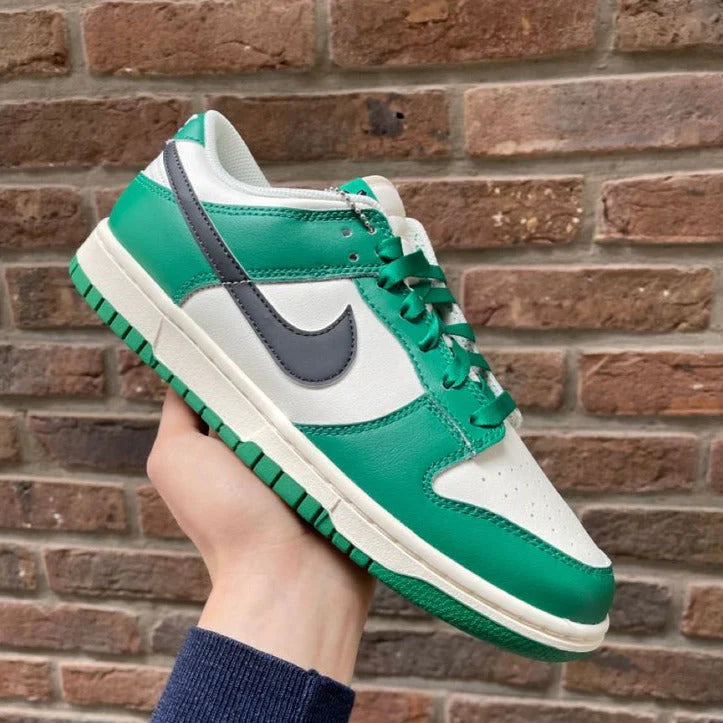 NIKE DUNK LOW SE &