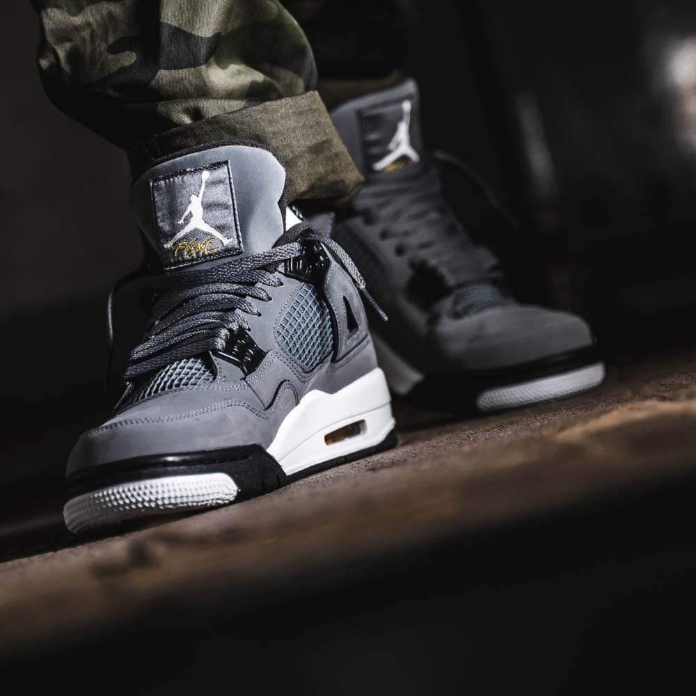 AIR JORDAN 4 RETRO &