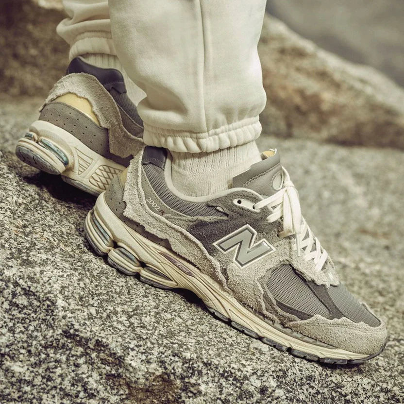 NEW BALANCE 2002R &