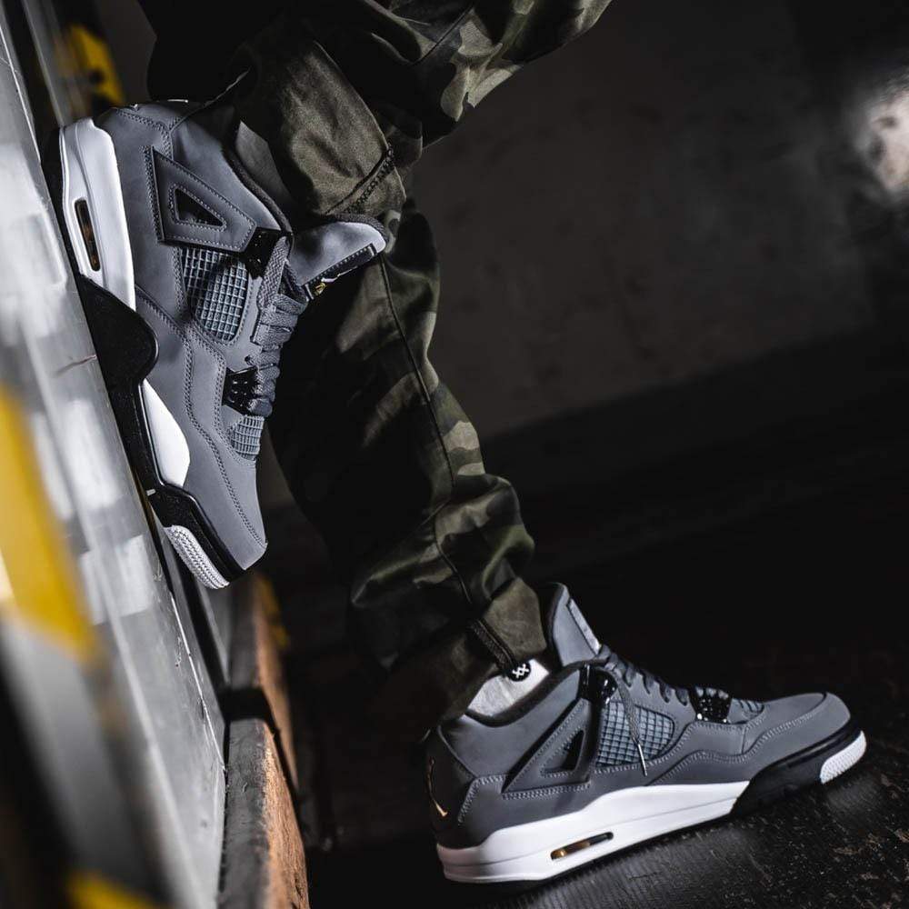 AIR JORDAN 4 RETRO &