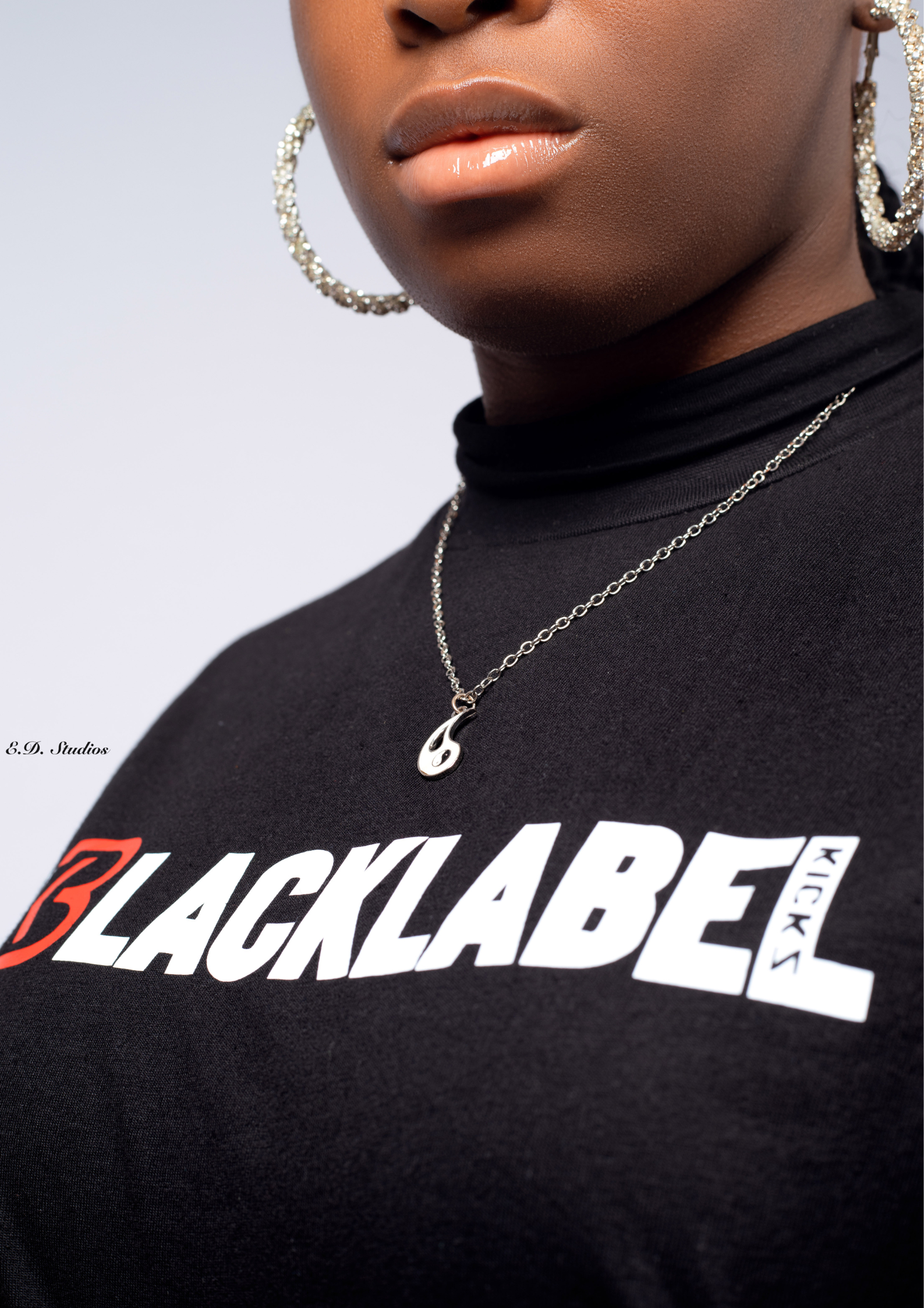 S”22 BLACKLABELKICKS FRONT LOGO TEE (BLACK)